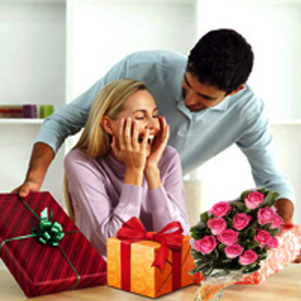 Муж дарит жене квартиру. Муж дарит подарки. Подарок женщине. Мужчина дарит подарок женщине. Мужчина дарит цветы и подарки.