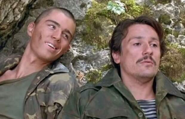 Сергей Бодров-младший и Олег Меньшиков в фильме *Кавказский пленник*, 1996 | Фото: vokrug.tv