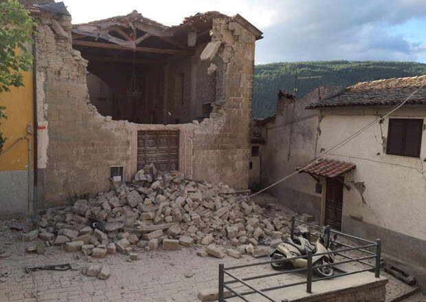 italy-earthquake-before-after-1-1