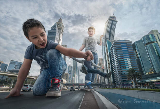Гиганты на улицах Дубая. Автор: Adrian Sommeling.