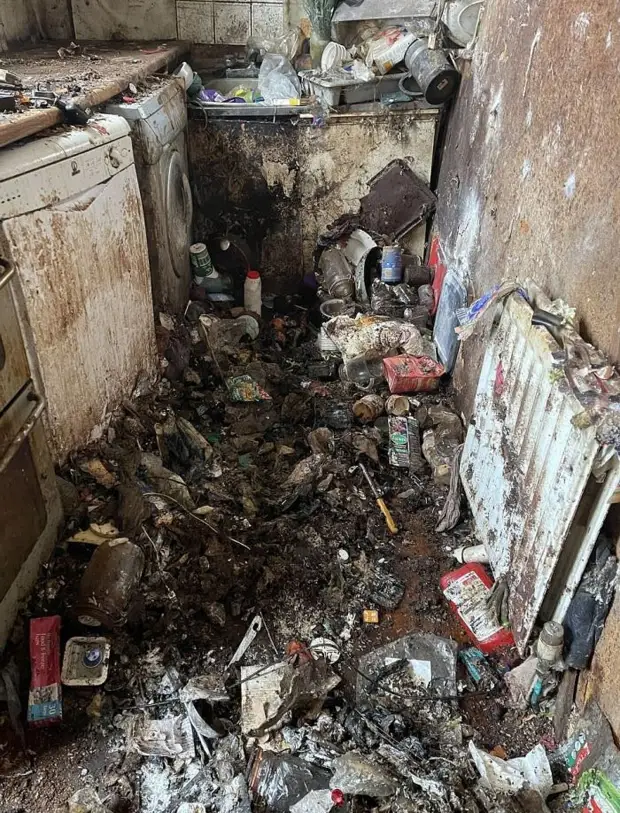 Уборщик показал ужасающие условия внутри дома пожилой пары, где не убирались 20 лет