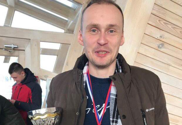 Пожарный из Северного округа Станислав Костыренко с Кубком России по домино. Фото: "Север столицы"
