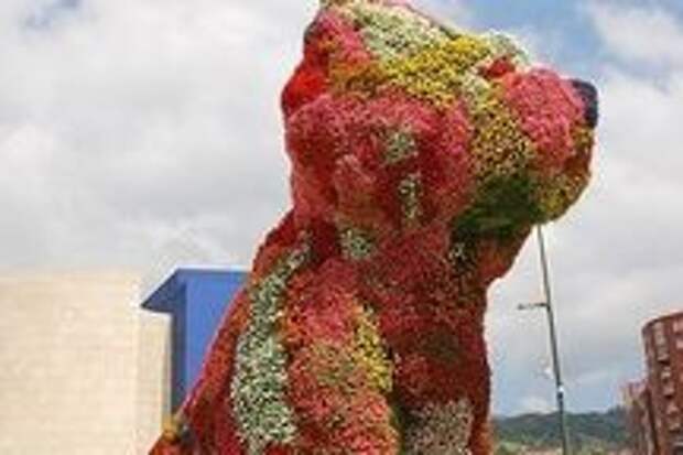 Puppy at its permanent location in Aguirre plaza outside the Guggenheim Bilbao Museum.