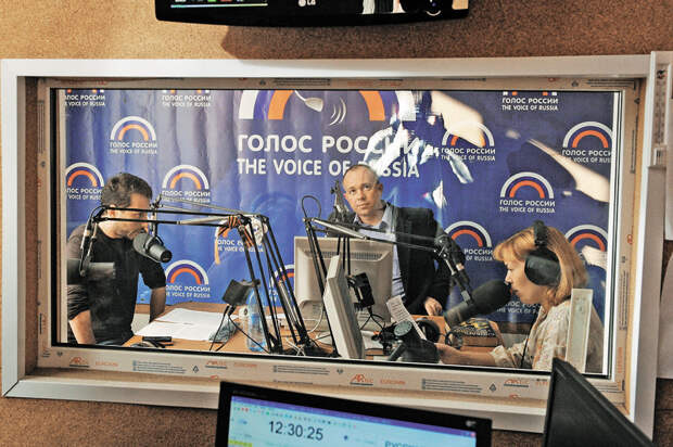 Пока интернет-радиовещание не может составить достойную конкуренцию FM-вещанию. Мы по-прежнему слушаем радио дома, в машине, в офисе, в магане. Фото: РИА Новости Пока интернет-радиовещание не может составить достойную конкуренцию FM-вещанию. Мы по-прежнему слушаем радио дома, в машине, в офисе, в магане. Фото: РИА Новости