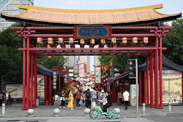 Конечно, тут не Эльдорадо. Уровень жизни в Китае слишком уж разный: кто-то скупает элитное жилье, кто-то раз в пятилетку меняет кредитные машины, а кто-то делит одну порцию лапши на несколько человек