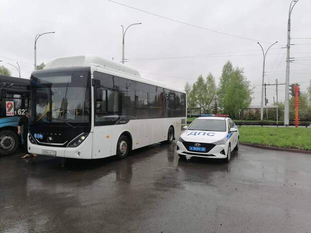 Водитель автобуса в Кемерове наказан за разговоры по телефону во время движения