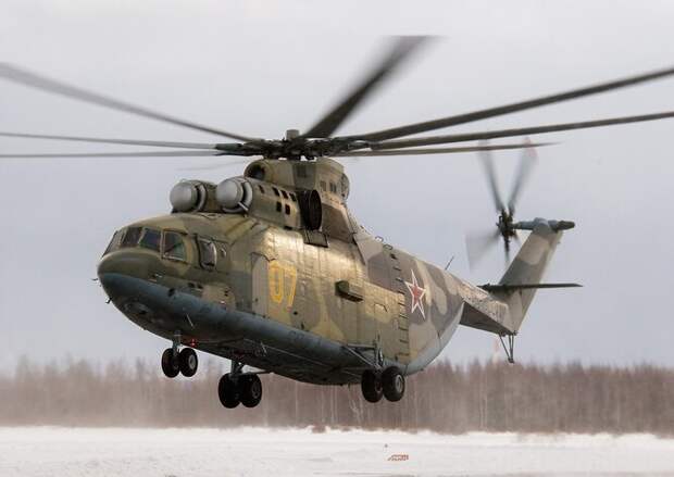 Российский МИ-26 (по классификации НАТО - Halo) - не только крупнейший вертолет в мире, но еще и самый быстрый среди тяжелой транспортной братии. Его максимальная скорость - 295 км/час, крейсерская - 265 км/час. Вертолет оборудован двумя газотурбинными двигателями мощностью 11,400 лошадиных сил каждый, способен преодолеть расстояние 800 км и подняться на высоту 4600 метров.
