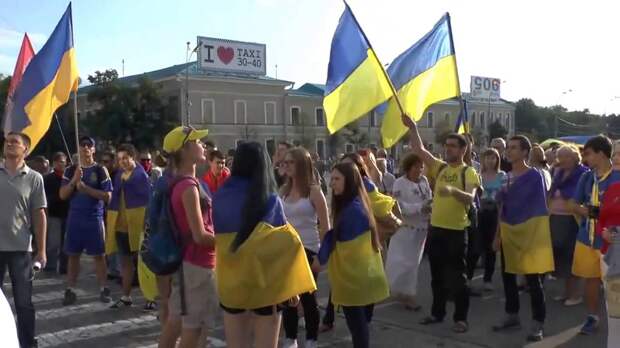 Порвал в клочья: русский патриот наказал украинца за «антипутинскую» футболку Картинки по запросу украинцы скачут