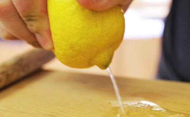 Как выжать сок лимона без брызг по сторонам. Используем зубочистку