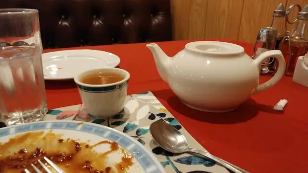 С чаем после ужина лучше подождать. 3 случая, когда категорически не стоит пить воду, но большинство всё равно это делает