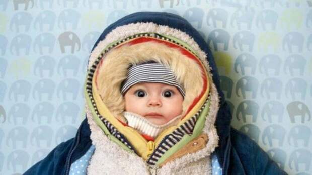 советы родителям укутанный ребенок