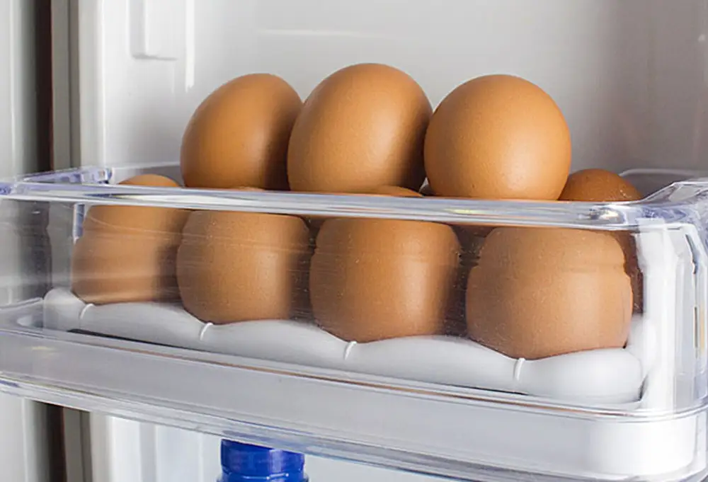 Можно мыть яйца для хранения. Сосиски в холодильнике. Мемы про овощи в холодильнике. Технически сосиски еще в холодильнике. Фотографии сосисок в холодильнике jpg.