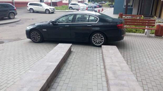 В Минске жители заблокировали BMW, заехавший на тротуар к подъезду bmw, авто, автоместь, автохам, быдло, видео, двор, парковка