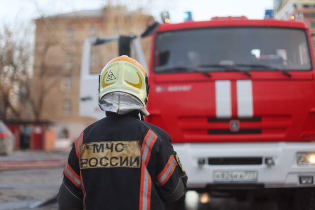 Украинский беспилотник врезался в жилую многоэтажку в российском городе