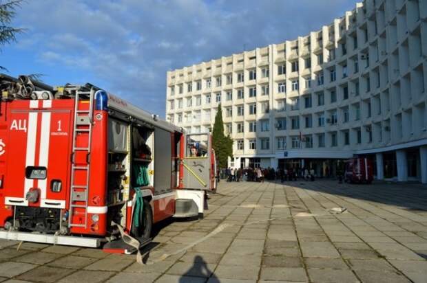Фото: пожар в СеГУ заблокировал десяток студентов внутри горящего здания