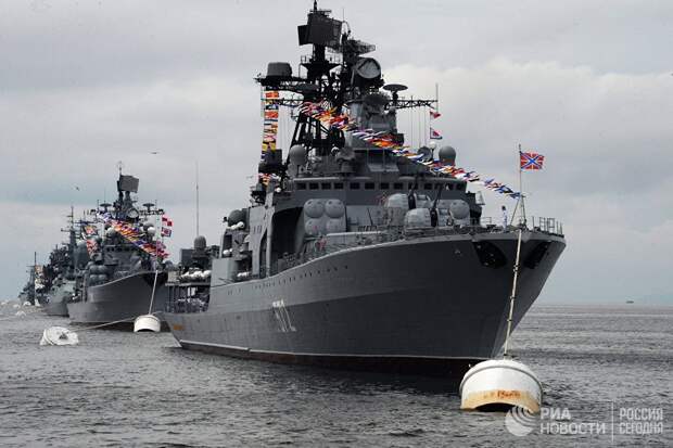 Большой противолодочный корабль Адмирал Виноградов во время парада кораблей, посвященного Дню Военно-морского флота России, во Владивостоке. 30 июля 2017