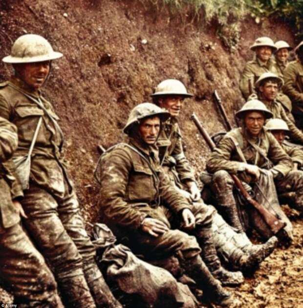 Королевские ирландские стрелки ожидают начало битвы на Сомме 1 июня 1916 года, когда за один день погибло 19 240 человек. | Фото: dailymail.co.uk.