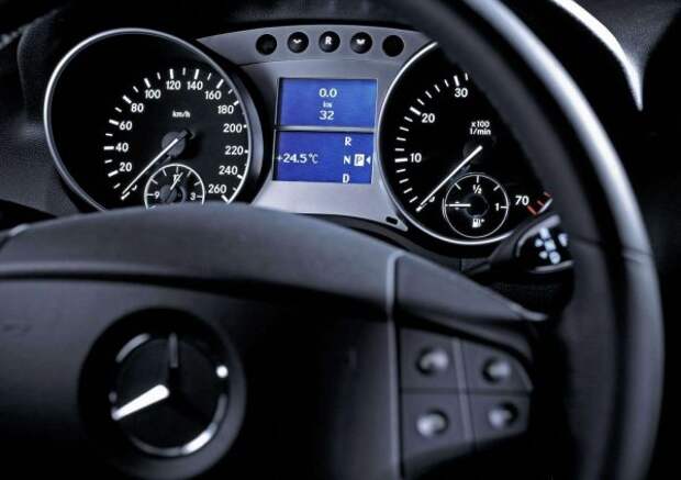 Mercedes-Benz M-Class второго поколения имеет 7-ступенчатую G-Tronic, которая является одной из самых надежных на рынке. В обслуживании не нуждается, так как масло в нем рассчитано на весь срок службы. Некоторые владельцы жалуются, что еще до того, как их машина проехала 100000 км, выходит из строя подшипник коробки передач, который заменяется вместе с карданным валом. Недостатком является работа двигателя на пониженной передаче, который выходит из строя из-за того, что не защищен от грязи на дорогах.