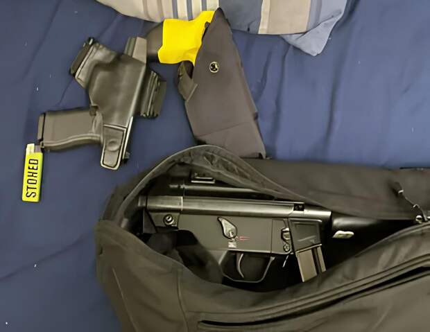 Охрана мэра Лондона забыла на улице сумку с пистолетами и боеприпасами