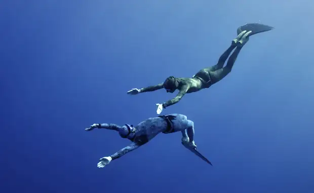 Банк кислорода Практикуя глубокое дыхание в течение двух-трех минуты, вы перенасыщаете организм кислородом. Живительный газ задерживается в красных кровяных тельцах: тело будет использовать эти запасы, когда вы перестанете дышать.