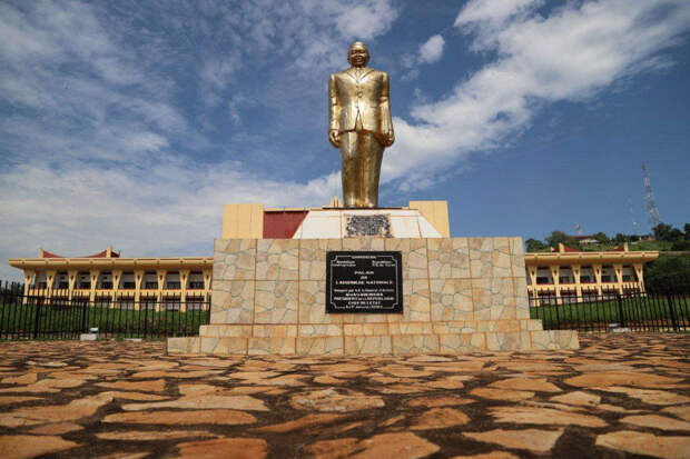 Власти Южной Кореи присудили лидеру ЦАР докторскую степень