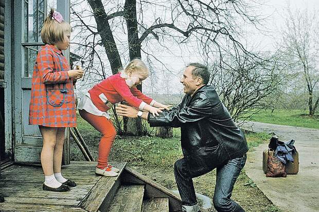 Василий Макарович с дочерьми Машей (слева) и Олей. Фото: Анатолий КОВТУН/ТАСС