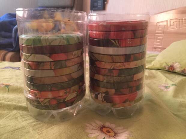 Складываем крышки баночные. /Фото: u-mama.ru.