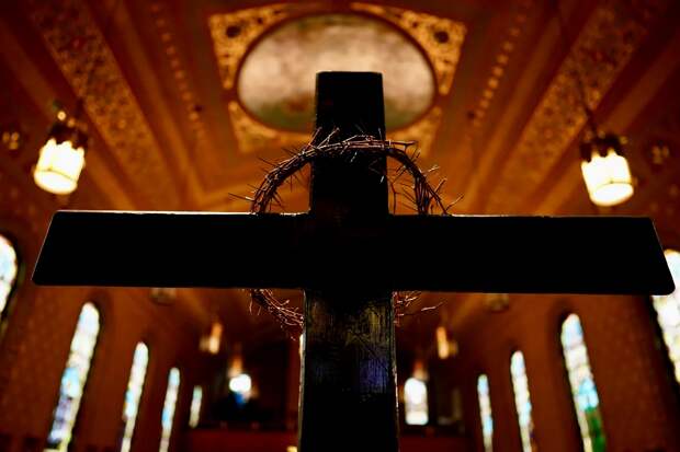 «Я был атеистом, но Синджар перевернул мою жизнь»: историк Том Холланд о кресте над руинами