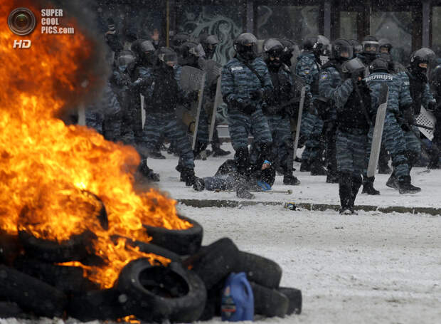 Украина. Киев. 22 января. Столкновения протестующих против действующей власти с сотрудниками правоохранительных органов. (AP Photo/Darko Vojinovic)