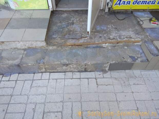 Демонтаж старой и укладка новой плитки на ступеньках порога