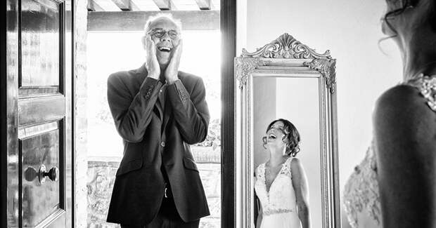 20 эмоциональных фото, на которых отцы впервые увидели своих дочерей в свадебных платьях