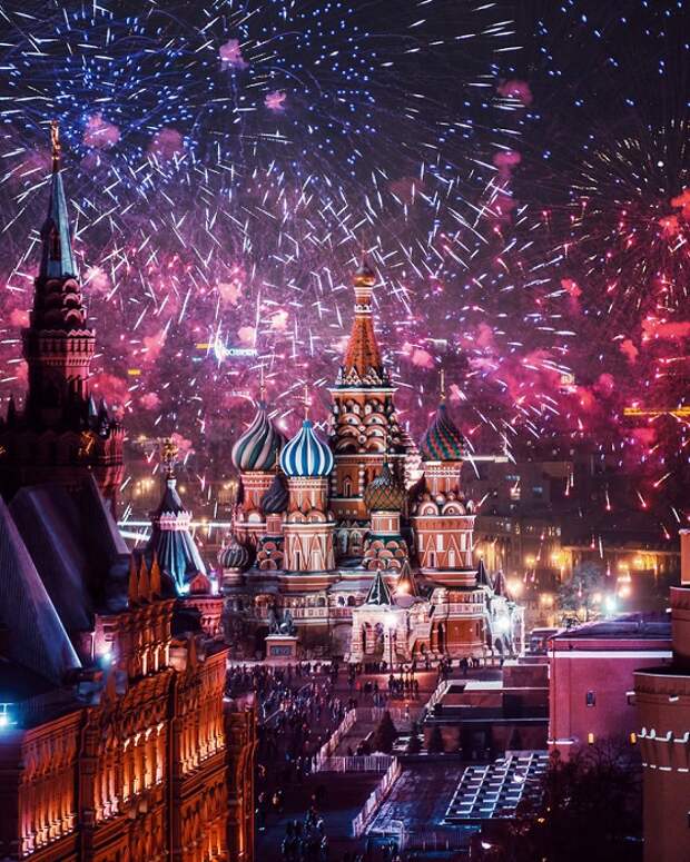 В преддверии праздника небо над собором Василия Блаженного озаряется яркими огнями многочисленных фейерверков.