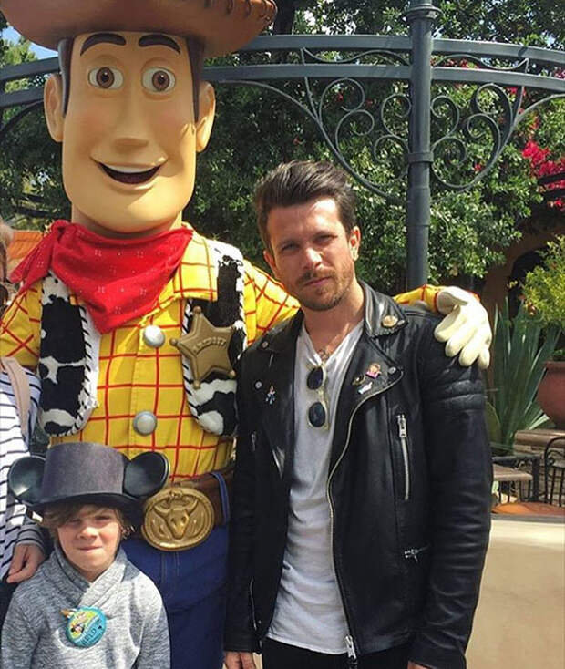 Шериф.  Instagram: dilfs_of_disneyland.