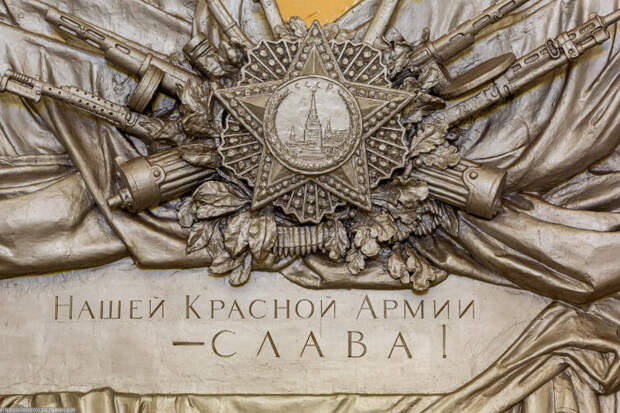 Где в московском метро увековечена память о Сталине?