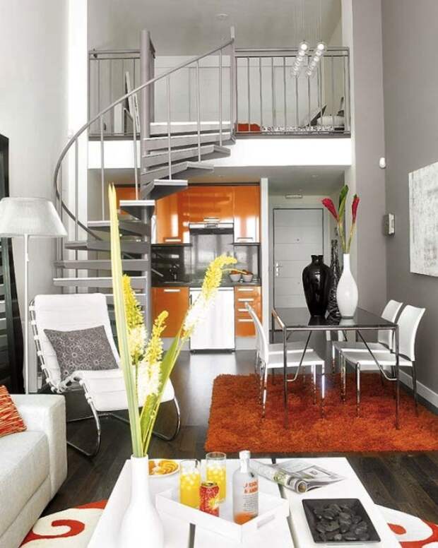 Металлическая винтажная лестница в малогабаритной квартире. 