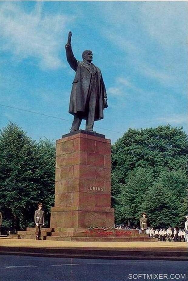 Памятник свободы в риге (brīvības piemineklis). Памятник ленину в латвии. И. Памятник ленину в риге. Ленин рига.