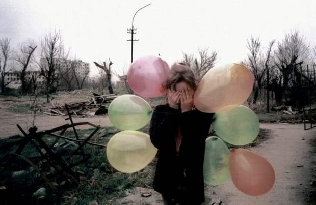 Девочка закрывает глаза от фотографа в центре разрушенного города Грозный, Чечня март 2002 года   история, смотреть, фото