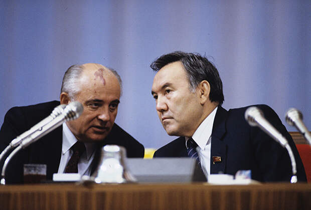 Первый президент Казахстана Нурсултан Назарбаев с первым и последним президентом СССР Михаилом Горбачевым 
