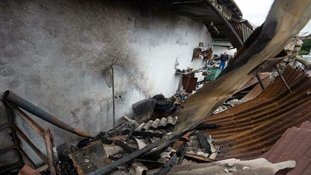 Поврежденный дом в результате обстрелов по общине Иванян Нагорного Карабаха
