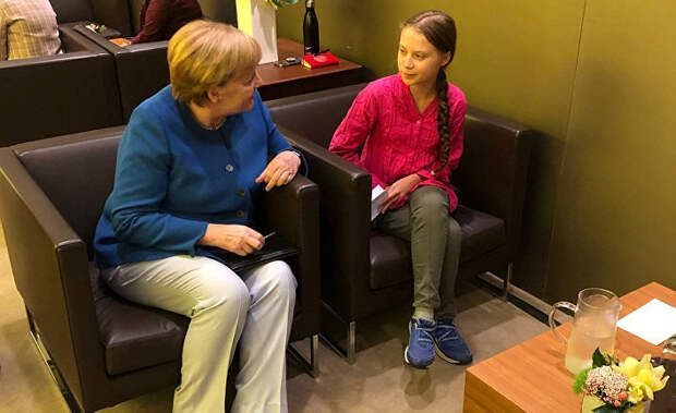 Канцлер Германии Ангела Меркель беседует с 16-летней шведской активисткой по климату Гретой Тунберг во время саммита ООН по климату