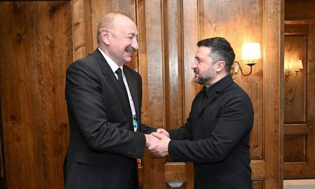 «Обнял и утешил Зеленского»: Алиев передал Украине «гуманитарную помощь» и обвинил Россию в «преднамеренных ударах» по посольству в Киеве