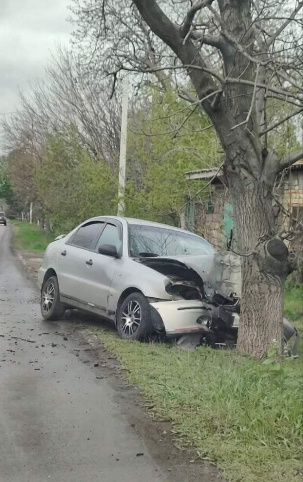 Врезался в дерево на ул. Крепильщиков