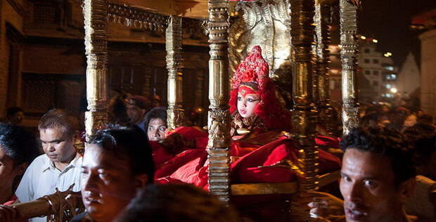Богиня кумари на священном троне богини, девушки, непал