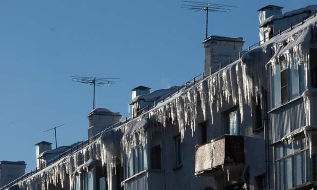 Жилищная инспекция напоминает о стандартах уборки снега и наледи во дворах