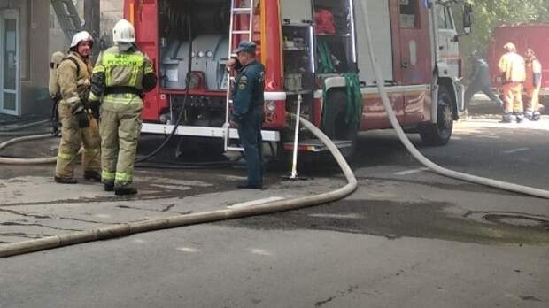 Пожарные Екатеринбурга ликвидировали пламя на кровлях домов