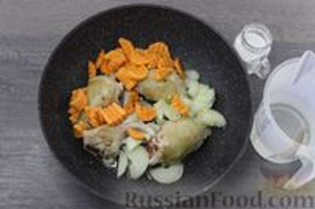 Фото приготовления рецепта: Тушёная картошка с курицей и грибами - шаг №3