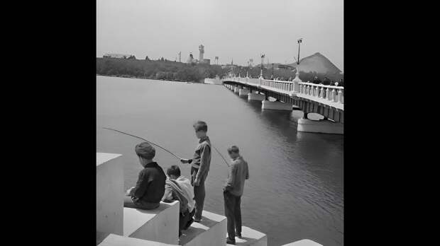Донецк. Школьники с удочками на набережной у Первого городского пруда в Центральном парке культуры и отдыха имени А. С. Щербакова в Ворошиловском райо...