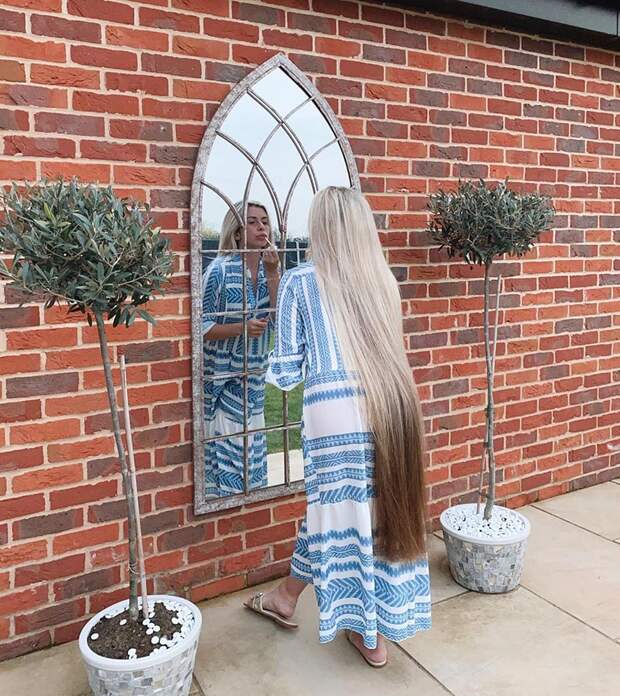 Эта реальная Рапунцель из Британии в течение целых 10 лет не стригла свои 1,2-метровые светлые волосы.