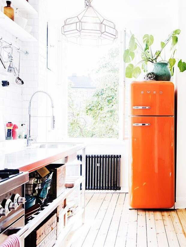 Оранжевый холодильник
