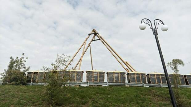 Ножки и поезд из кабинок. Что осталось от колеса обозрения в Барнауле